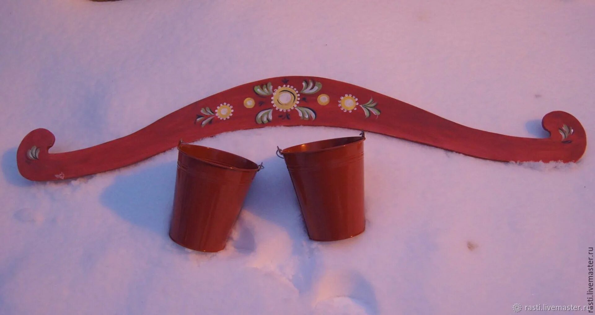 коромысло с ведрами.