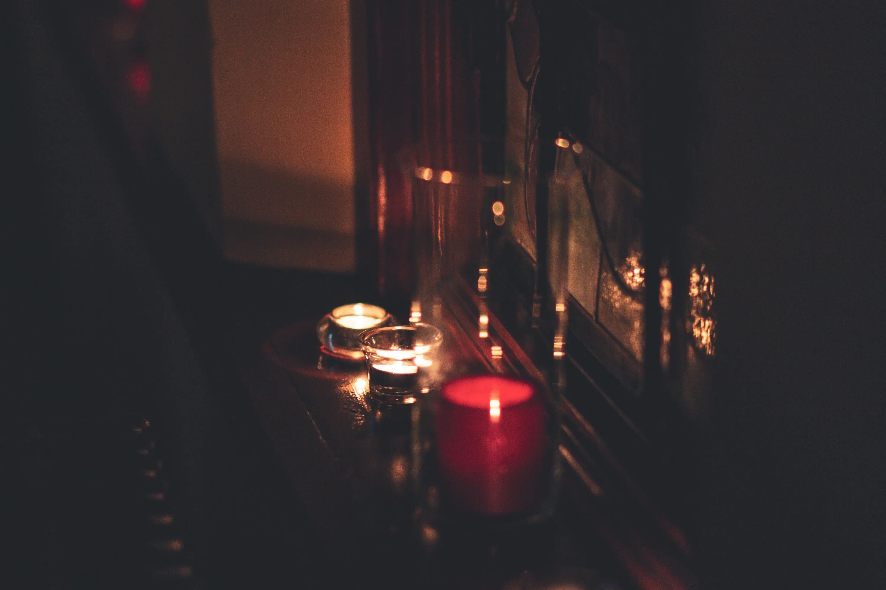4 вечера темно. Свечи уют. Свеча в ночи. Комната освещенная свечами. Фотосессия со свечами в интерьере.