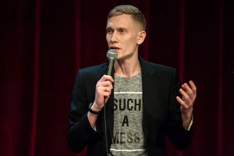 Усатый стендапер