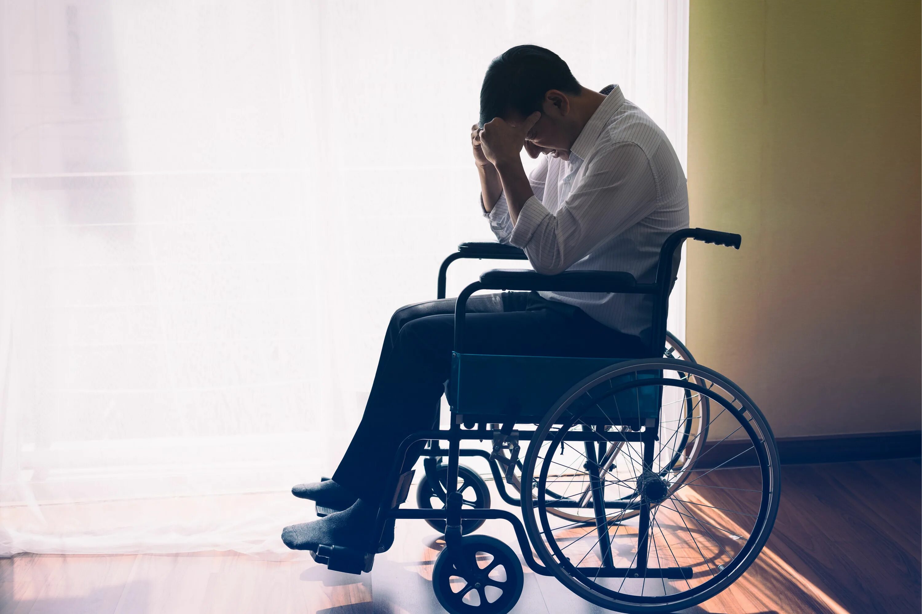 мужчина в инвалидном кресле грустный. инвалидная коляска для сна. мужчина в инвалидном кресле грустный. снится инвалидная человеком. парень в инвалидной коляске референс.