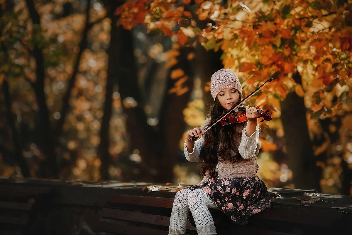 Музыкальная осень. Букет из желтых листьев на рояле. Под музыку осеннего. Осенний блюз саксофон. Под музыку осеннего.