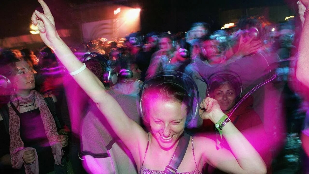 Work in club. Танцы в клубе. Диджей под наркотиками. Work in club. Люди в клубе.