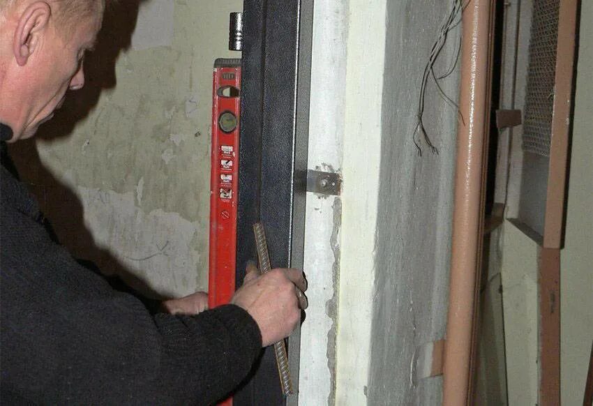 Установка входной двери время установки. Монтаж металлической двери. монтаж входной двери. крепление входной металлической двери. монтаж входной металлической двери.