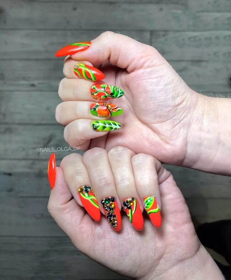 Маникюр жёлтый с красным