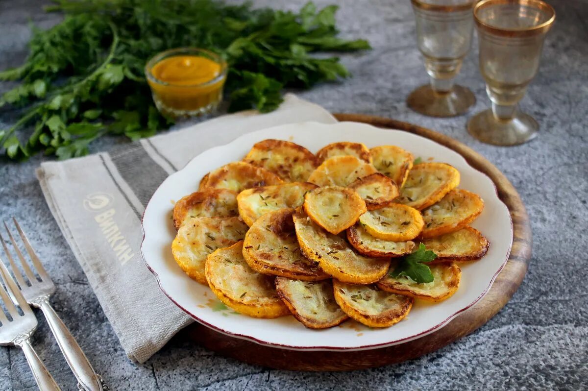 Жареные кабачки кружочками в муке. Жареные кабачки кружочками. Жареные кабачки кружочками на сковороде. Кабачки кружочками на сковороде. Жареные кабачки в муке.