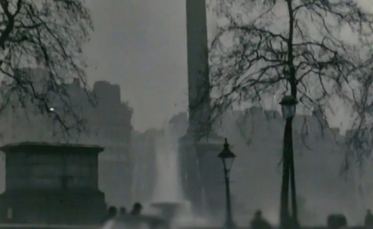 Лондонский смог возникает при туманной завесе. Великий туман в лондоне 1952. великий лондонский смог 1952 года. смог в англии 1952. туман лондон декабрь 1952.