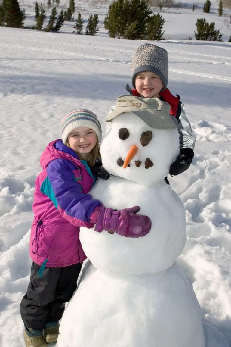 Лепить снеговика зимой. Снеговик для детей. Снеговик из снега. Фотосессия со снеговиком. Дети лепят снеговика.