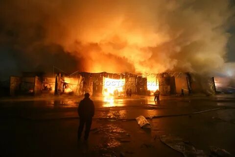 Горит рынок в москве