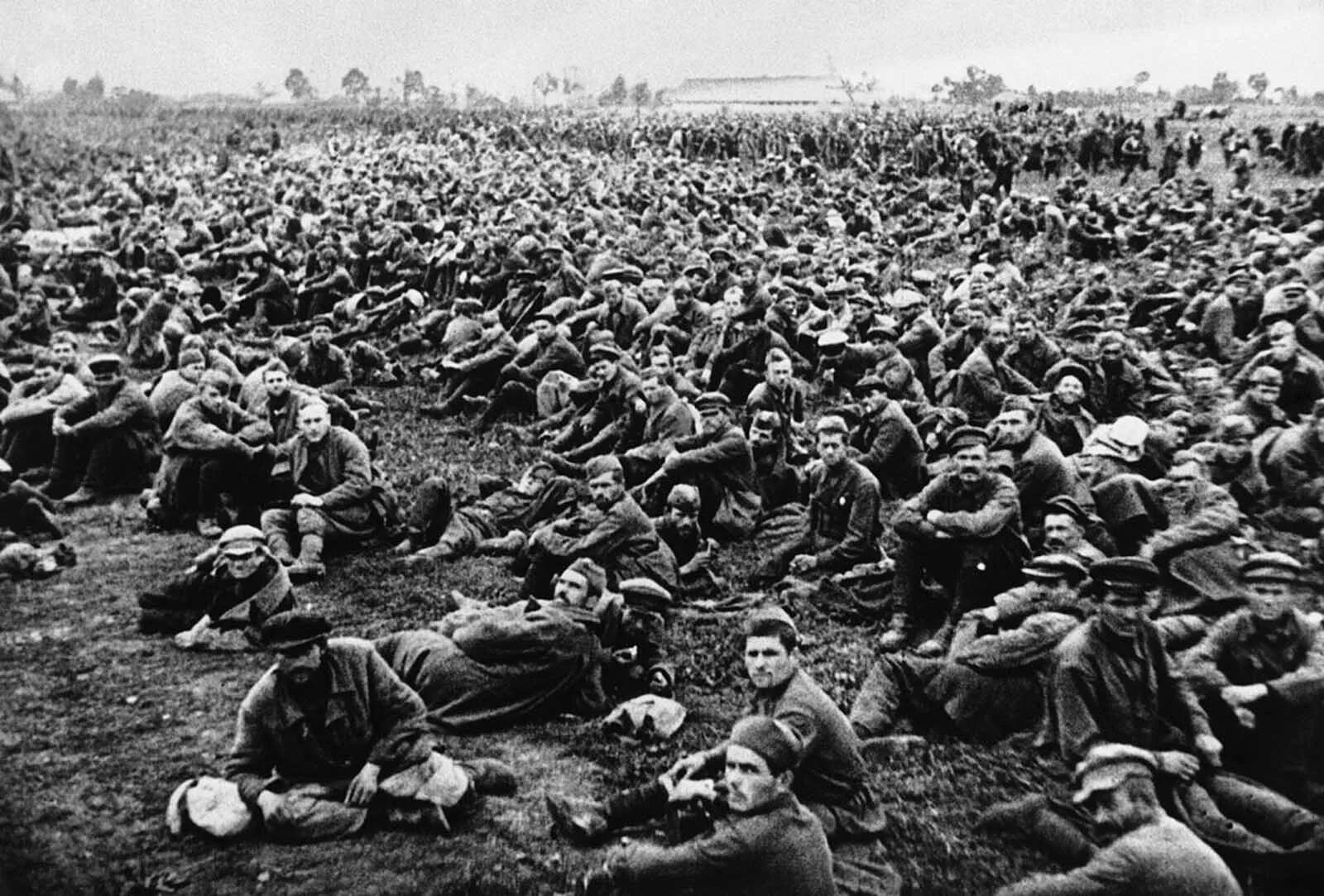 Лагеря бывших советских военнопленных. Советские пленные под вязьмой 1941. лагерь советских военнопленных 1941. вяземский котел 1941 года военнопленные. советские военнопленные вторая мировая война.