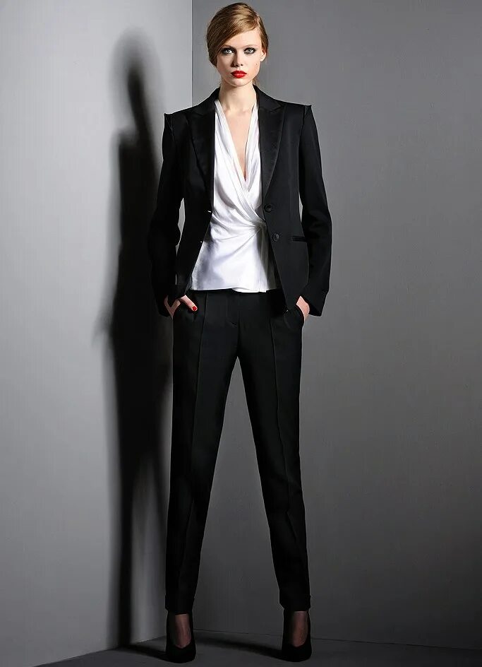 Девушка в классическом костюме. Женщина в строгом костюме. Женские костюмы классика. Красивые деловые костюмы. Классический костюм женский.