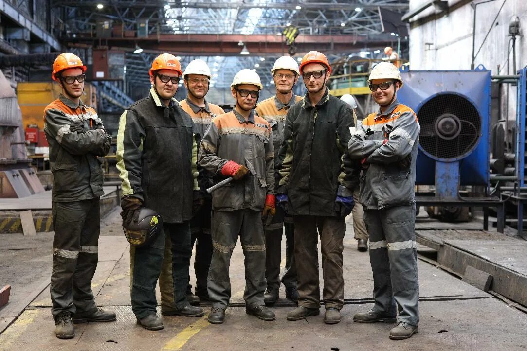 Кмк шахтеры. Кмк шахтеры. Коллектив шахтеров. Новокузнецкий алюминиевый завод 1943. Шахта интернациональный.