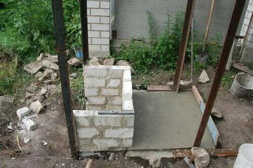 Газоблок туалет. Дачный туалет из кирпича. кирпичный туалет на даче. уличный туалет из кирпича. дачный туалет из блоков.