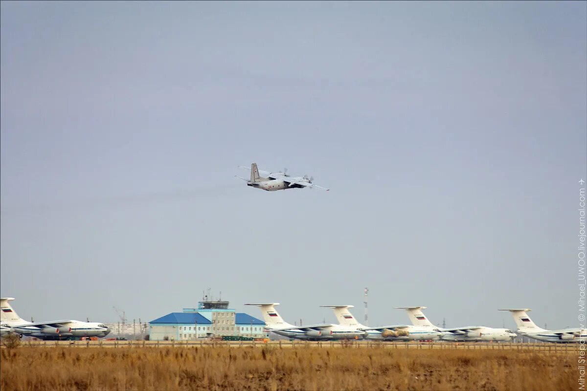 Самолет над каневской. Самолет над Оренбургом. Самолеты над Должанской. Самолеты над Сергиевом Посадом. Самолеты над Евпаторией сегодня.