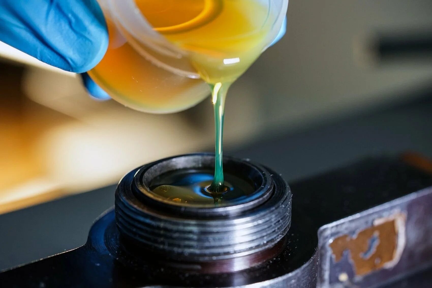 Физические характеристики жидкости. Более вязкое. Вязкость примеры материалов. Масло моторное вязкостью 150. Моторное масло в мороз.