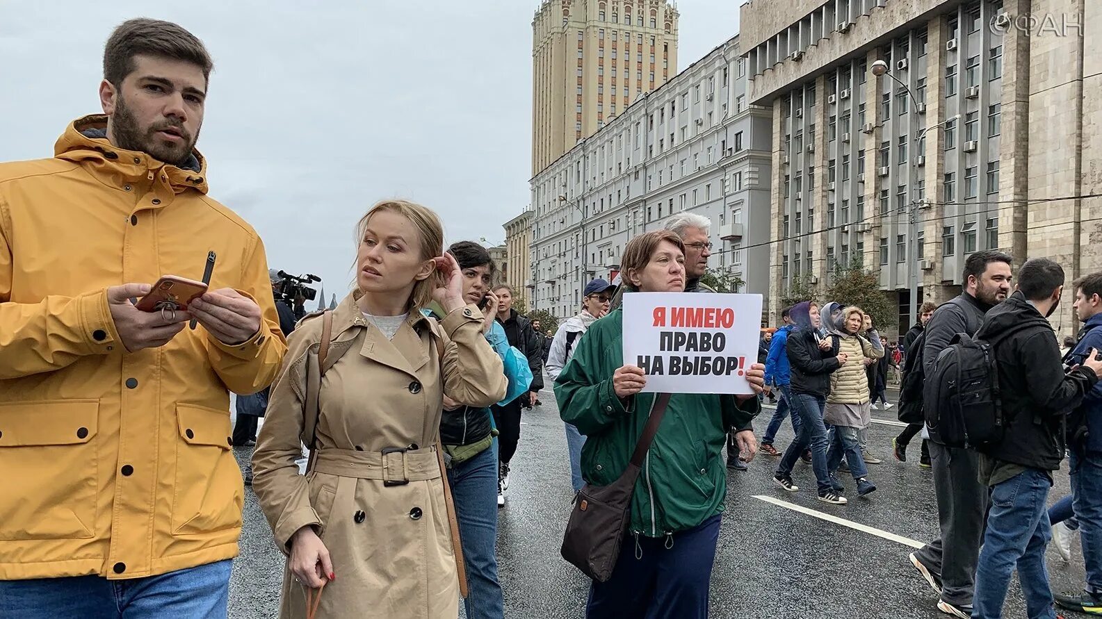 Удальцов зигует. Оппозиционные активисты. Оппозиционные блоггеры. Оппозиционер власти. Народ против власти.