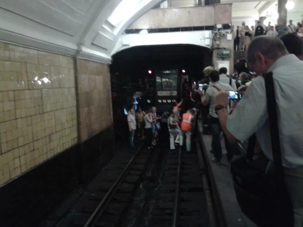 Поезд в метро ходят с одинаковым. Москва метро 2013 трагедия. пожар в московском метро 5 июня 2013. пожар в метро в москве.