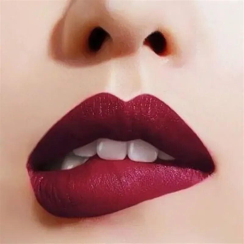 Легкий макияж губы цвета вишни бриллианты Batom metálico é o produto de beleza da vez. Inspire-se! Metallic lips, Matte li