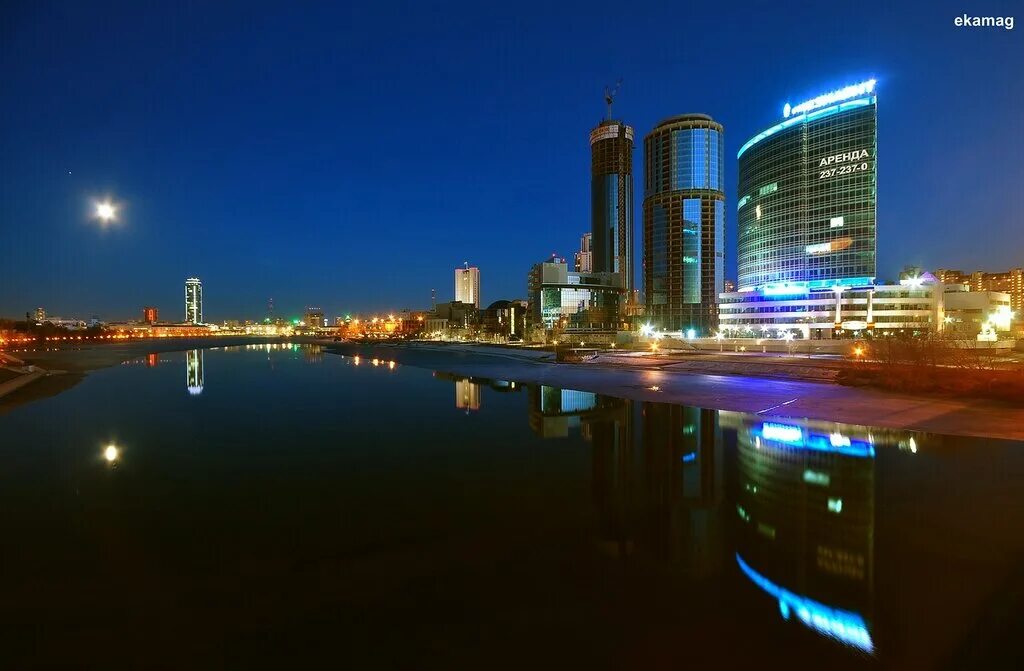 набережная екб ночь. плотинка екатеринбург ночью. екатеринбург ночью. екатеринбург 4к. центр екатеринбурга ночью.