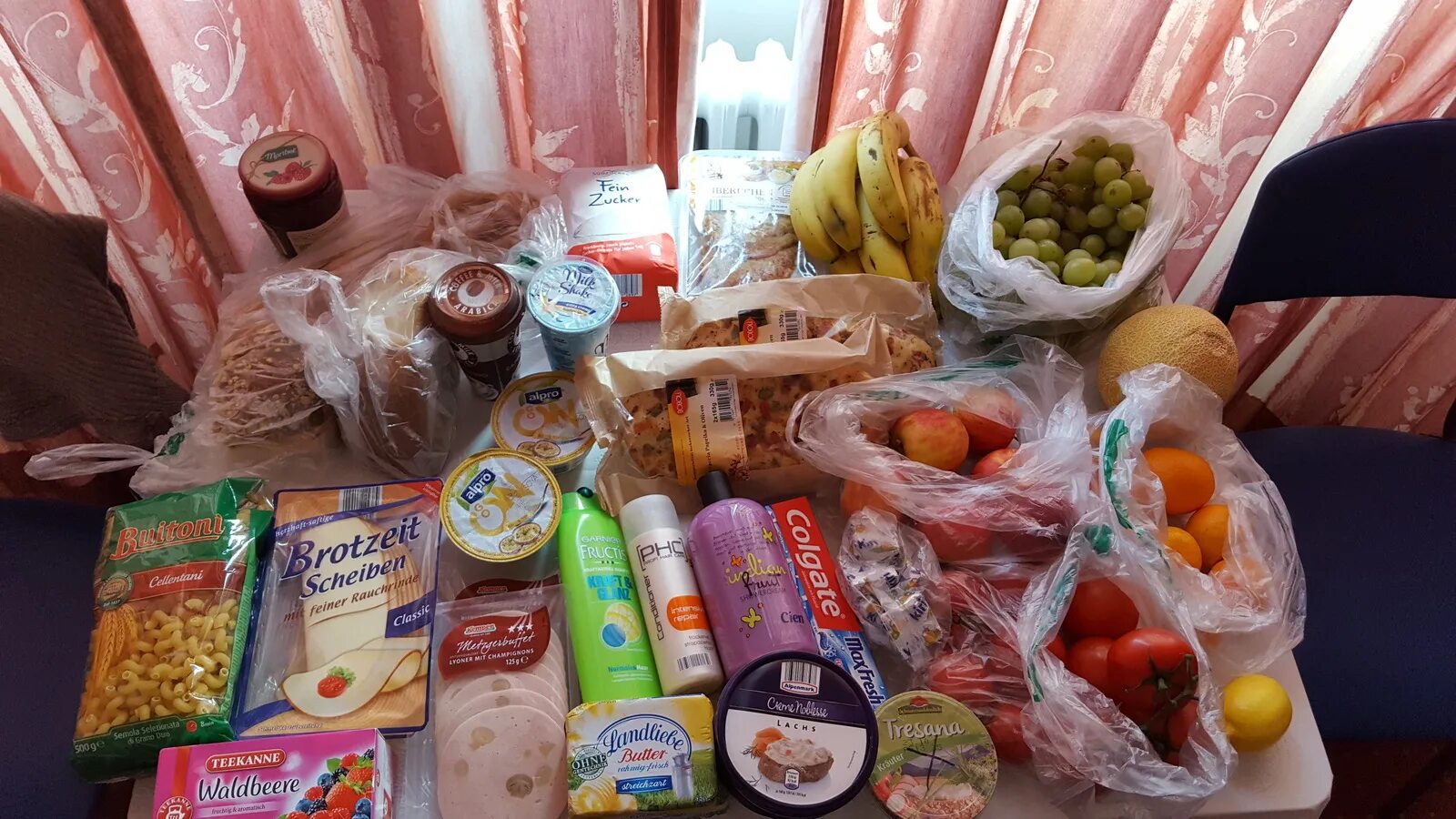 Набор продуктов питания. Набор еды в больницу. Продуктовый набор в поезде. Домашние продукты.