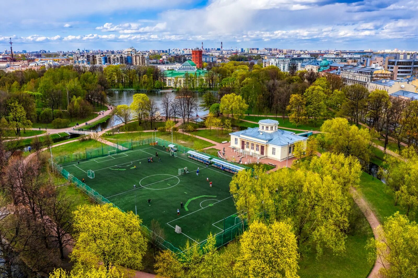 Таврический парк в Санкт-Петербурге. Парк Таврический сад в Санкт-Петербурге. Таврический сад в Санкт-Петербурге футбольное поле. Таврический сад футбольное поле.