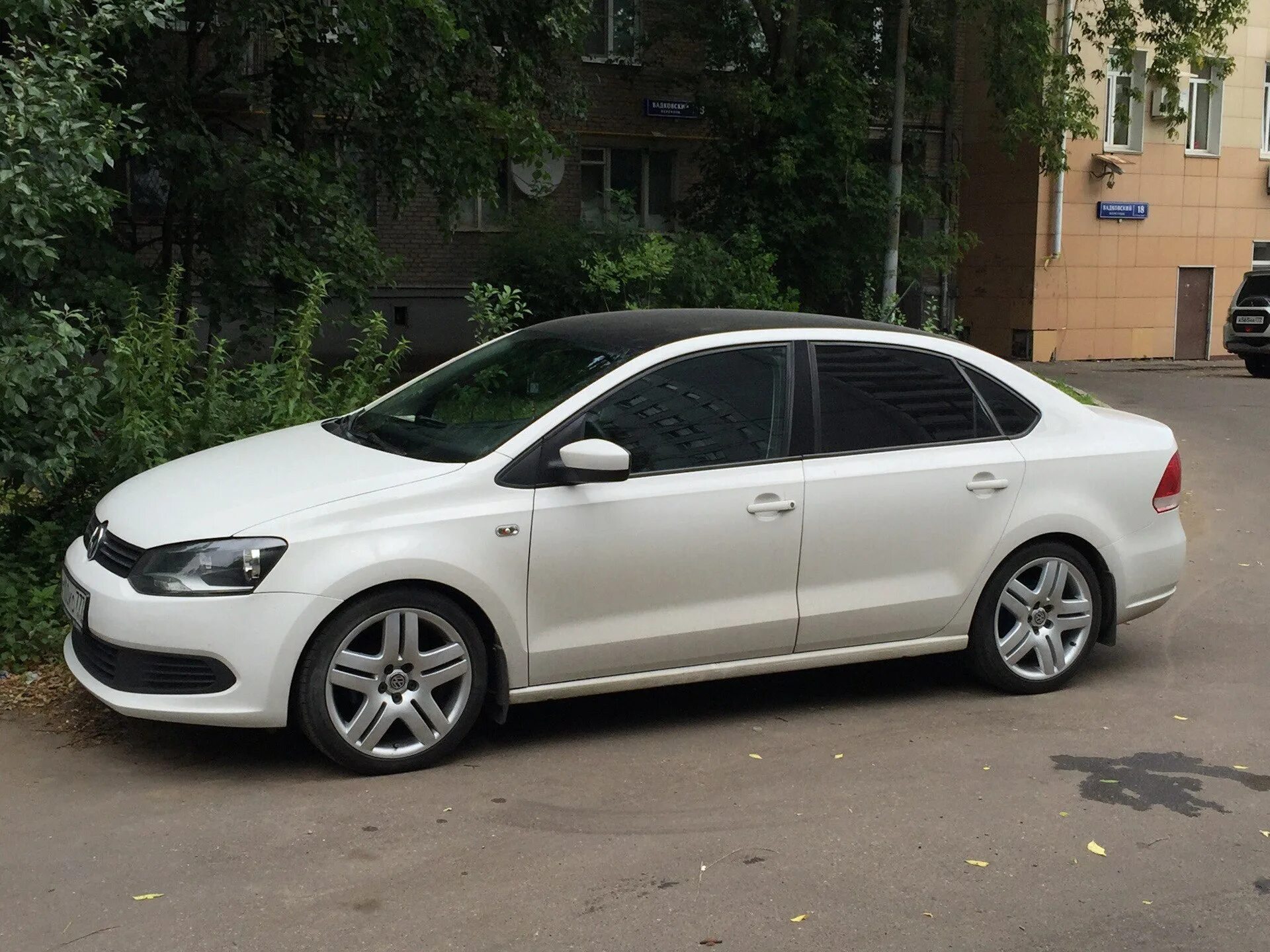 Фольксваген поло r17. VW Polo sedan r17. Поло седан r17 ротор. Фольксваген поло r16. Поло р17