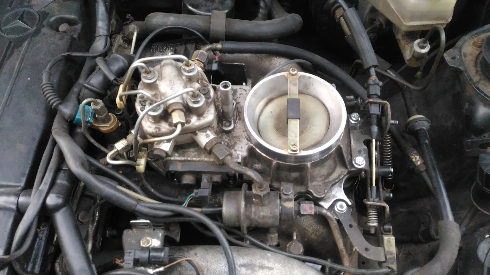 Регулятор холостого хода мерседес 124. Регулятор холостого хода мерседес 124 двигатель 102. 124 хода. Концевик задней передачи мерседес 124. Датчик холостого хода под капотом.