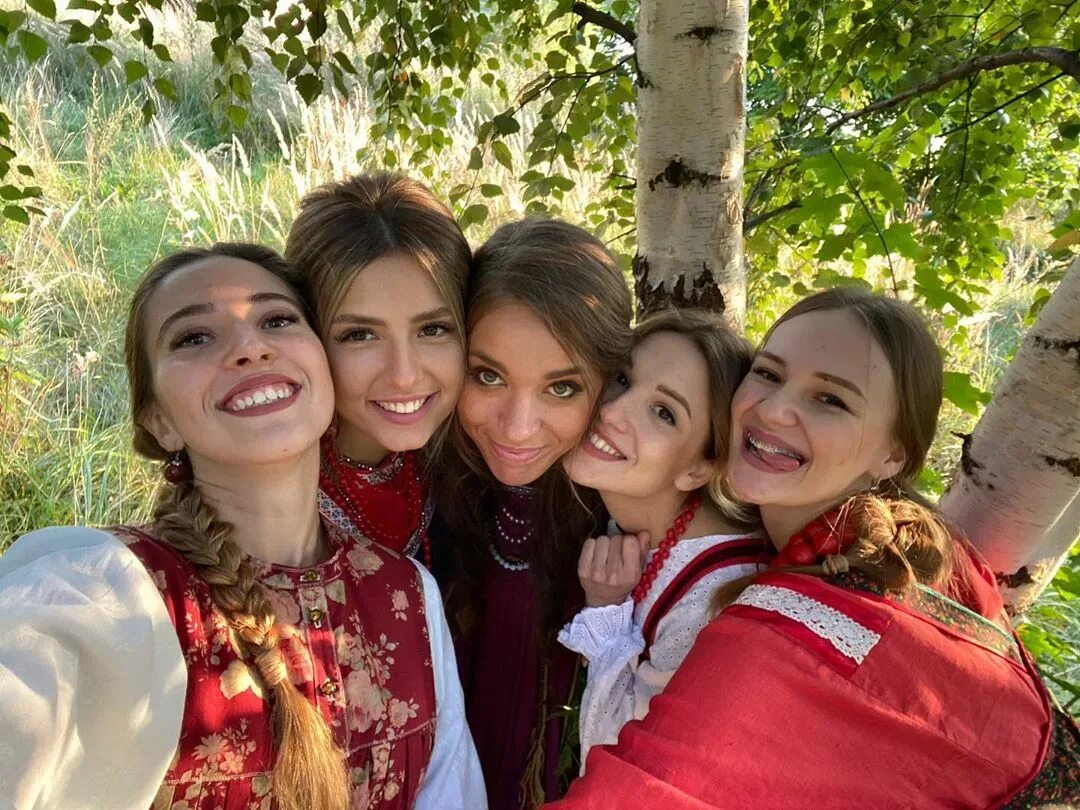 Инстаграм девушки поют. Инстаграм девушки поют. Девушка с микрофоном. Четыре девушки поют. Певица с микрофоном.