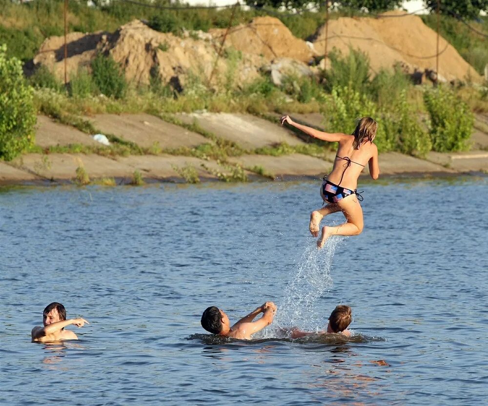 Какие люди купаются. Купание в озере. Купаемся на речке. Купаться в озере. Купание летом.