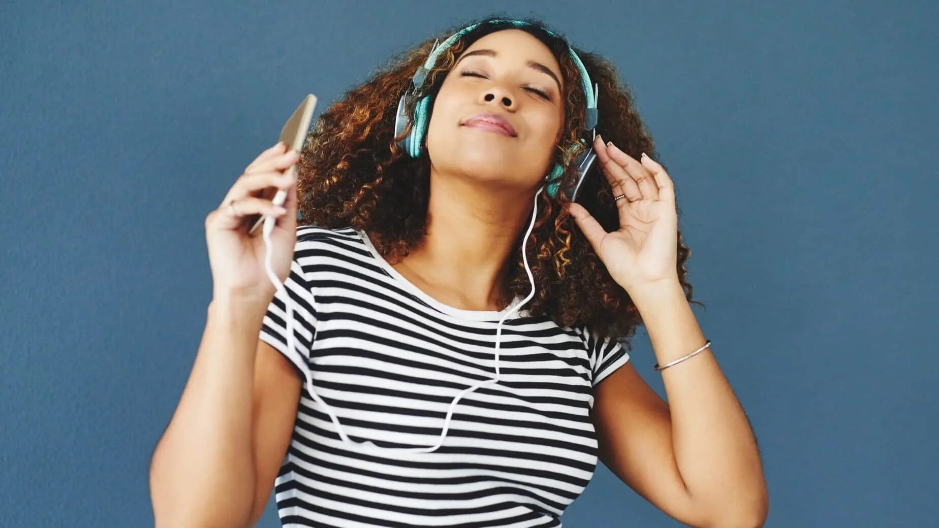 Спотифай девушка. Listen to the Music. Listening to Music. He is Listening to Music.