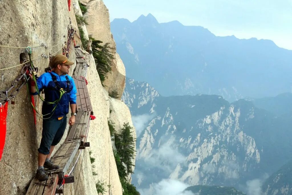 Смертельная тропа горы хуашань. Самое опасное место в мире. Самая опасная территория. Самые опасные места. Самые опасные места.