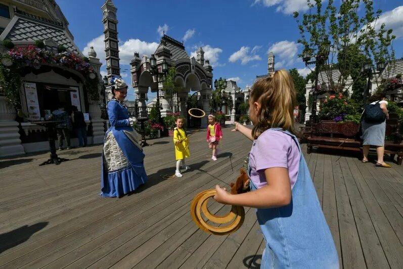 Фестивали на улицах москвы. Сокольники парк мороженое. Московское варенье 2022 фестиваль. Новый арбат цветочный джем. Манежная площадь москва цветы.