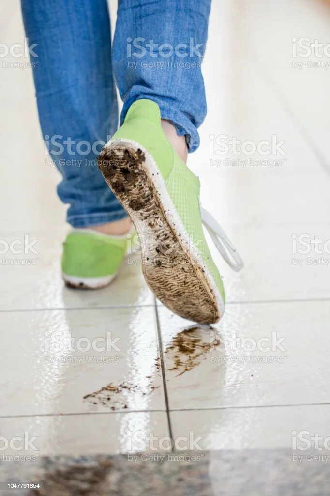 Грязная обувь во сне. Грязные ботинки. Моет ноги. Для мытья обуви. Грязные мужские туфли.