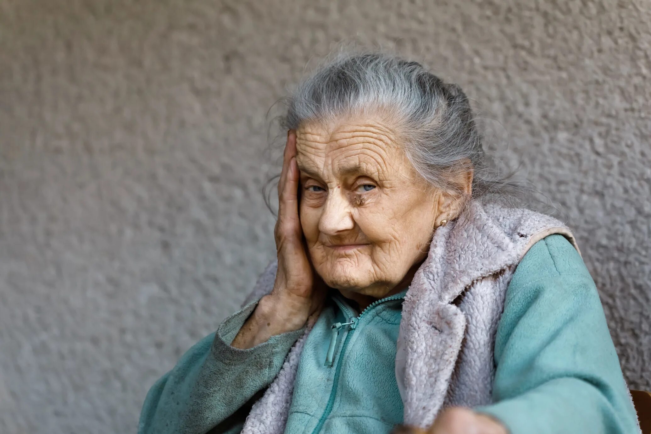She was very old. Старая морщинистая женщина. Морщинистая женщина но красивая. Картинка женщина очень морщинистая. Актриса Старая морщинистая Российская.