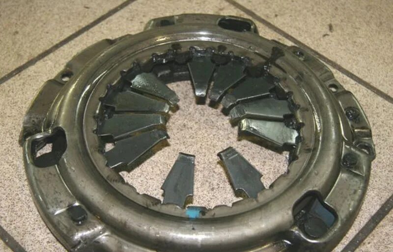 Дефекты ведомого диска сцепления. Неисправности муфты выключения сцепления. Сломалось сцепление. Сцепление авто. Как понять что сломалось сцепление.