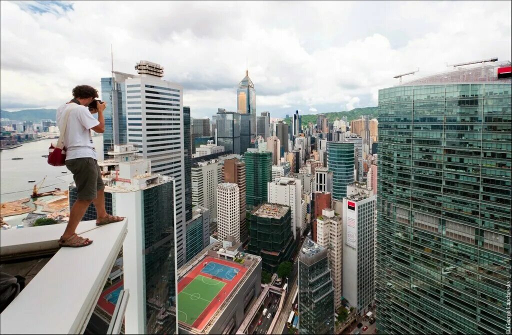 Парень в небоскребе. Фотосессия среди небоскребов. Руферы на бурдж халифа. A man is standing on a building and watching the city. Миссия невыполнима бурдж халифа.