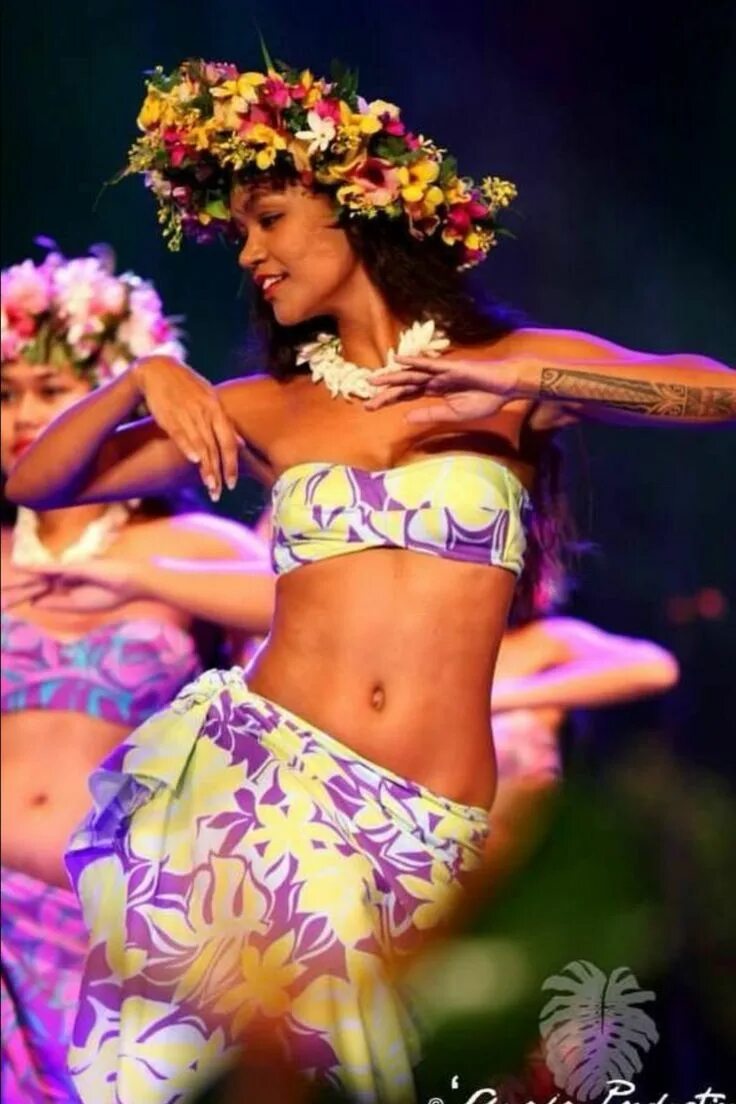 Таитянский танец. Таитянки Ван. Полинезийские танцовщицы. Гавайи девушки. Гавайские танцы девушки.