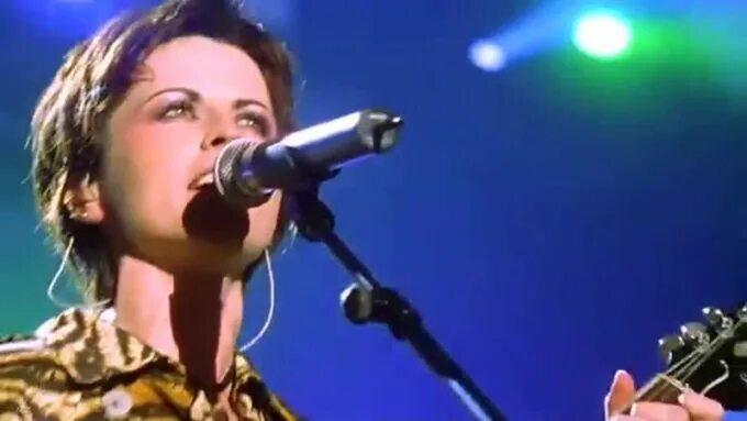 Cranberries перевод песен на русский. Promises the Cranberries. The Cranberries - Promises 1999 "Paris" Live Video. Долорес о Риордан в клипе Промисес. Cranberries длинные волосы.