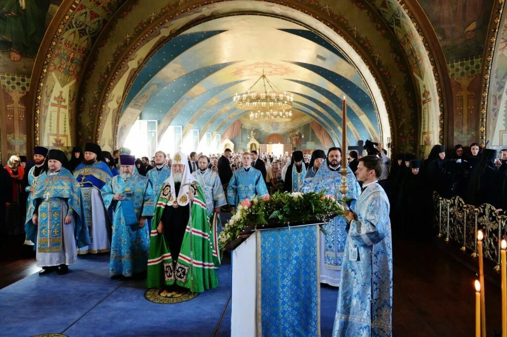 Московская епархия русской православной. Патриарх Кирилл Рождество Пресвятой Богородицы. Литургия в монастыре Рождество. Истра монастырь Рождественский фестиваль. Москва Филимонки Рождественская служба в монастыре.