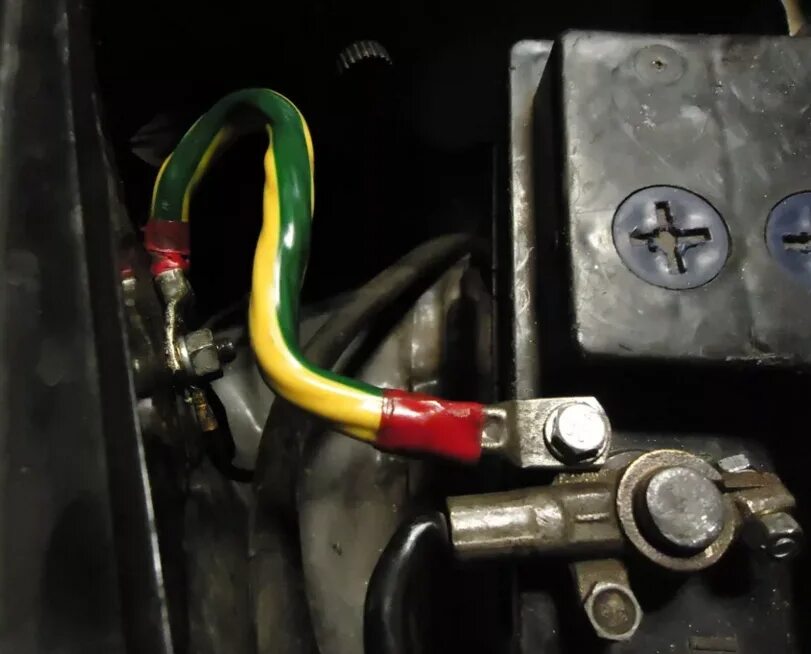 Провод 12 вольт рено логан. Как подключить светодиодную ленту в авто. Минус на корпус автомобиля. Минус на корпус автомобиля. Размещение усилителей акцент.