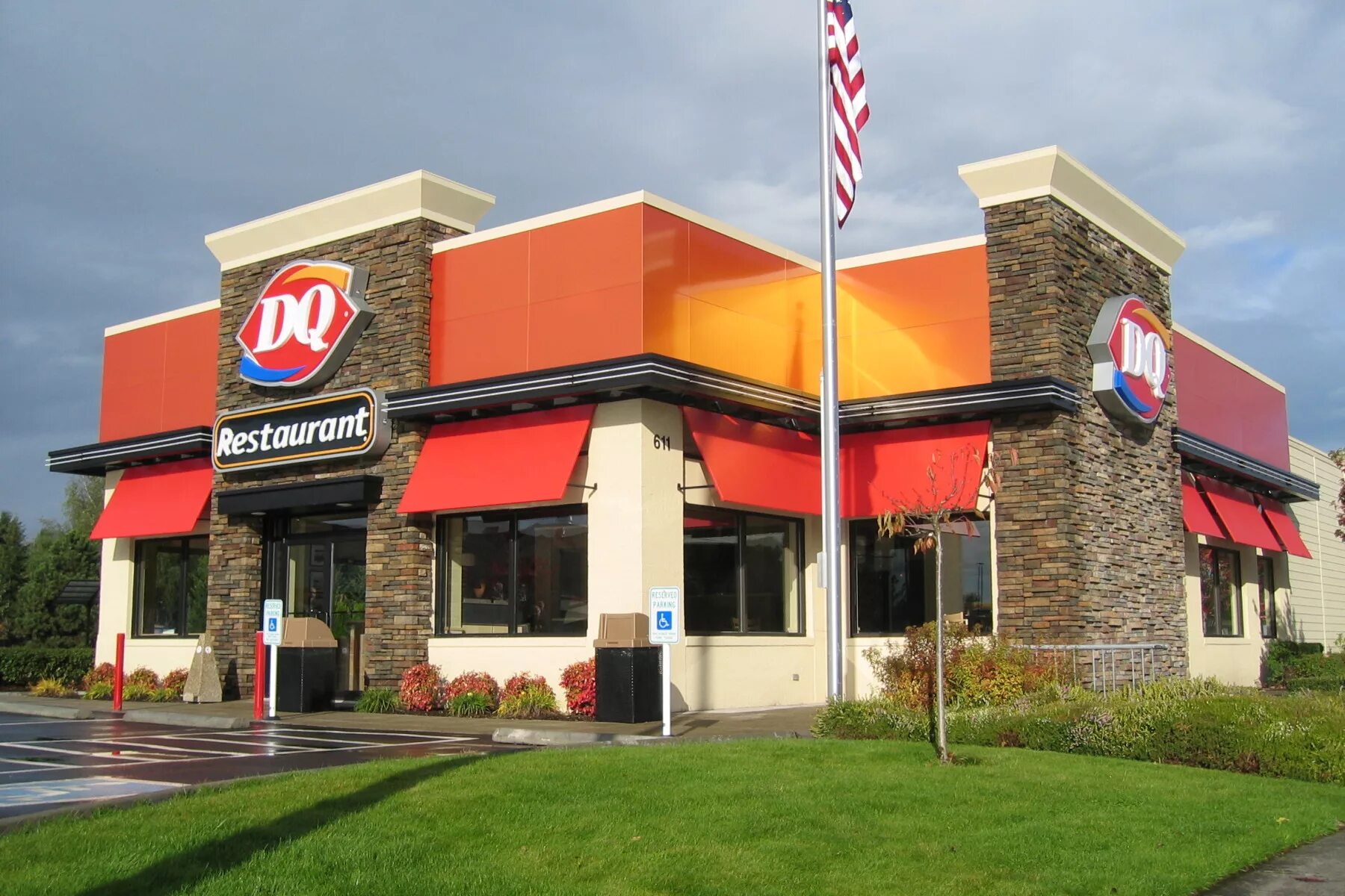 Американский фаст. Dairy Queen ресторан кафе. США фаст фуд рестораны. Американские рестораны быстрого питания. Фасад ресторана.