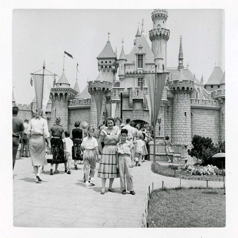 Диснейленд история. Парк Disneyland 1954. Диснейленд в 1955 году. Диснейленд Лос Анджелес 1955. Открытие Диснейленда 1955.