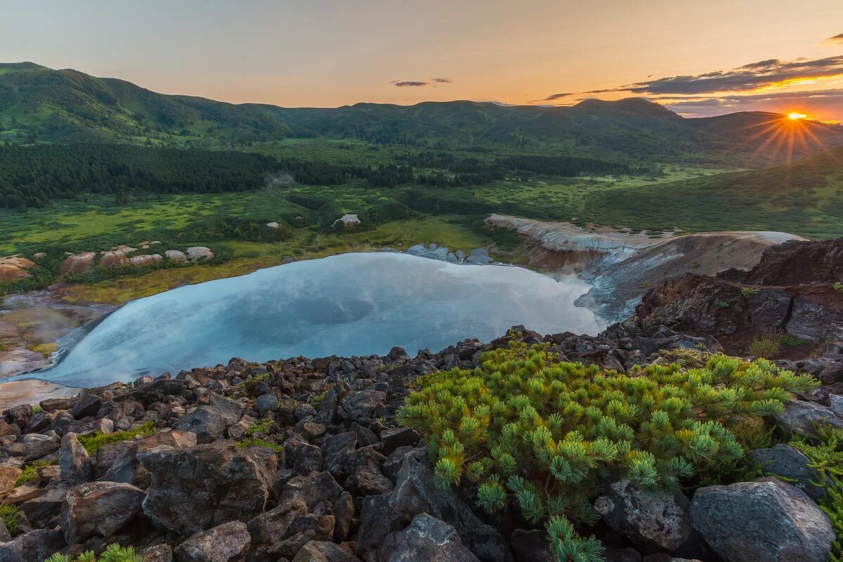 Курильские острова природная зона. Курилы кальдера вулкана Головнина. Кунашир заповедник Курильский. Кальдера вулкана Головнина Кунашир. Курильский заповедник вулкан.