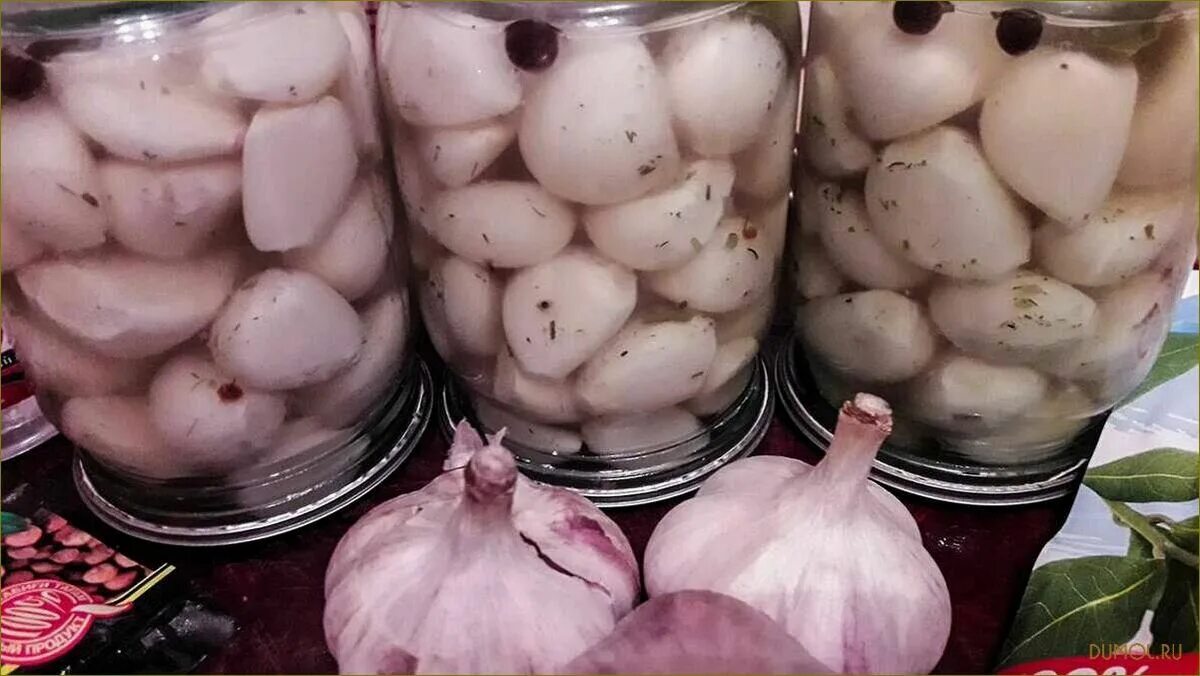 Замариновать чеснок дольками на зиму. Маринованный чеснок зубчиками. чеснок в маринаде. маринованный молодой чеснок. маринованный чеснок головками.
