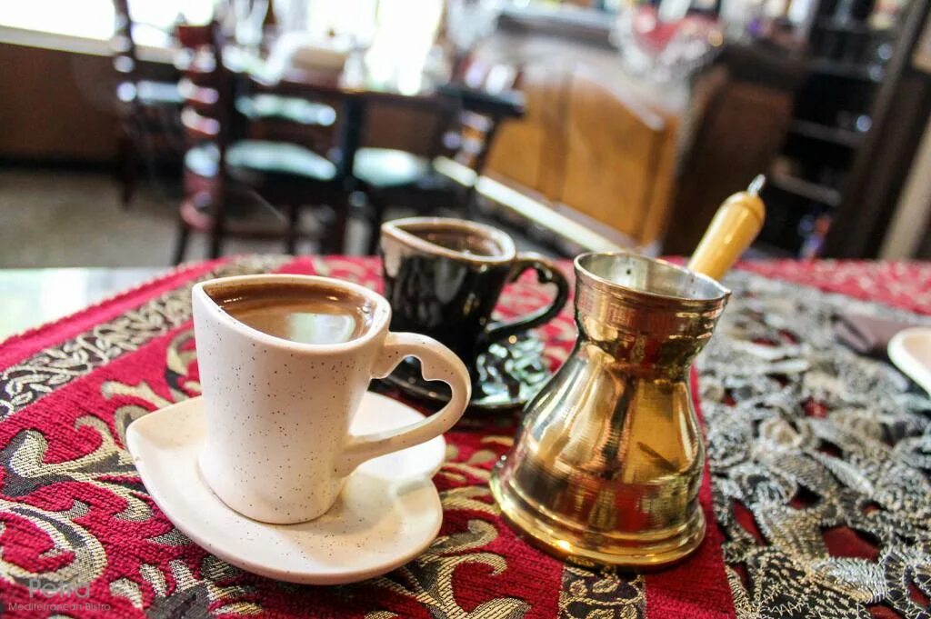 Кофе в армении. Турецкий кофе. Чашки для кофе по восточному. Турка для кофе. Турецкие кружки для чая.