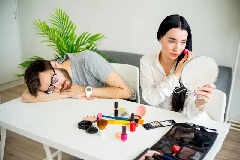 Девушка красится, а парень сидит. Жена ждет мужа в постели. Пока смерть не разлучит вас мем. Жена пока девушка. Женщина разочарованная в мужчинах.