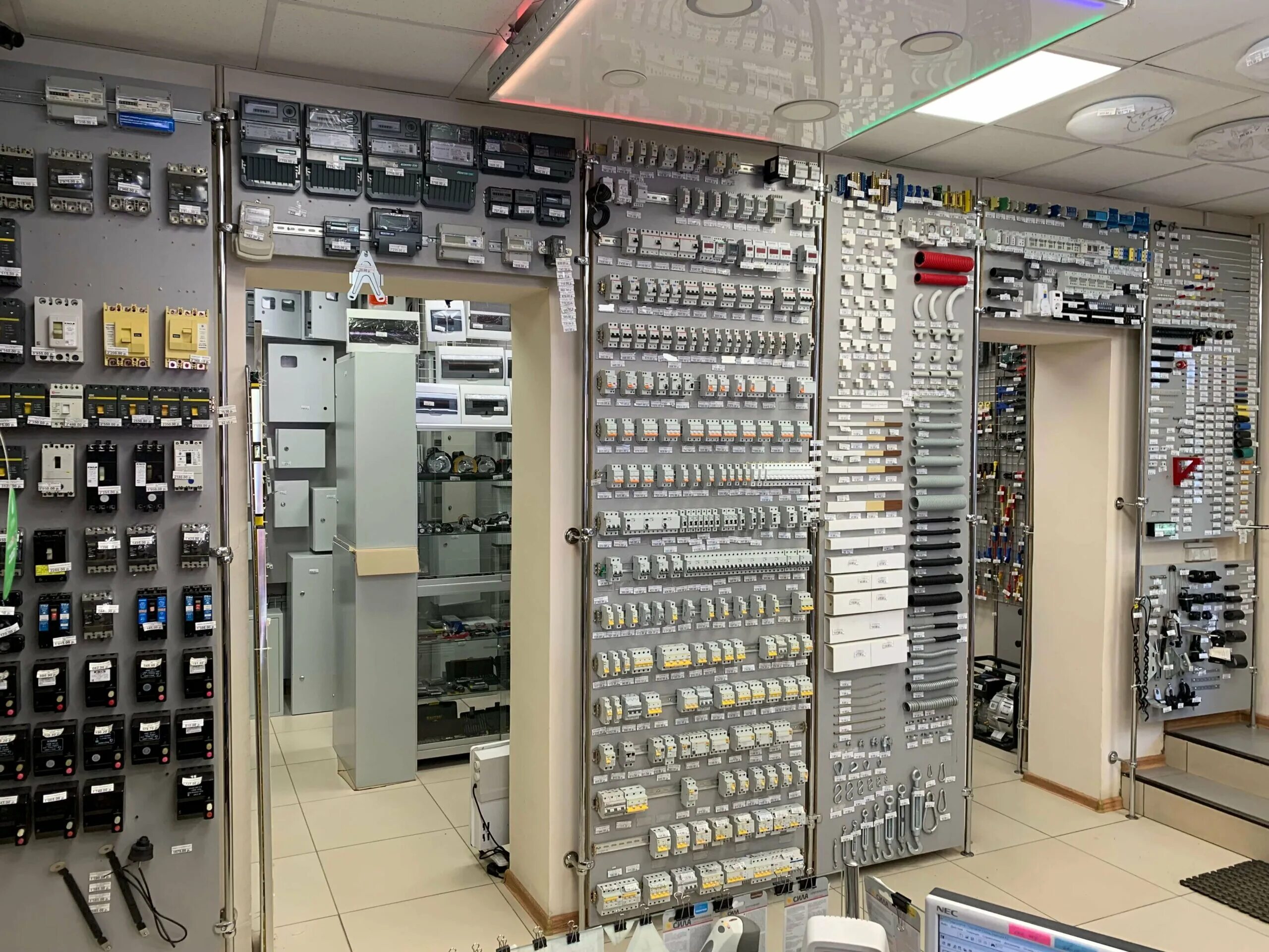 рынки электрики. открытие магазина электротоваров. челябинск рынок станционный сантехника. витрина с электротоварами. стенд электрика.