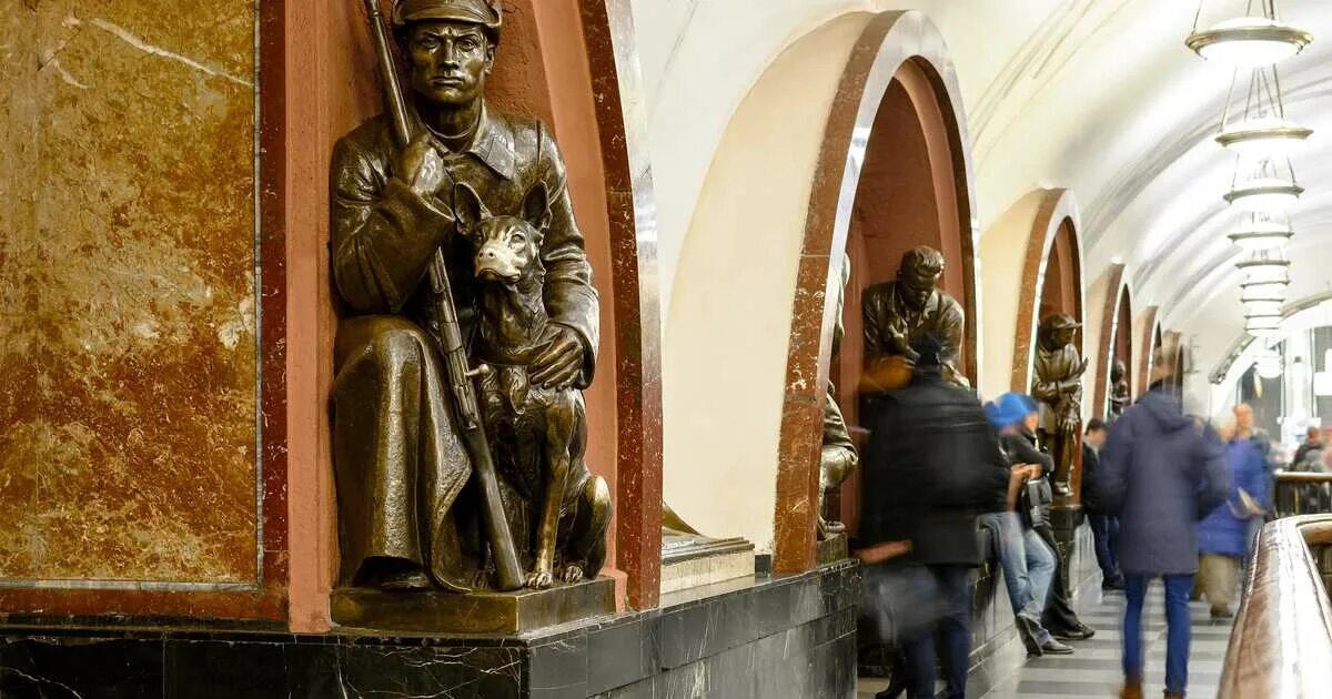 Площадь революции статуя шахтера. Площадь революции станция метро москва. манизер станция метро площадь революции. метро площадь революции скульптуры. статуя собаки на площади революции.