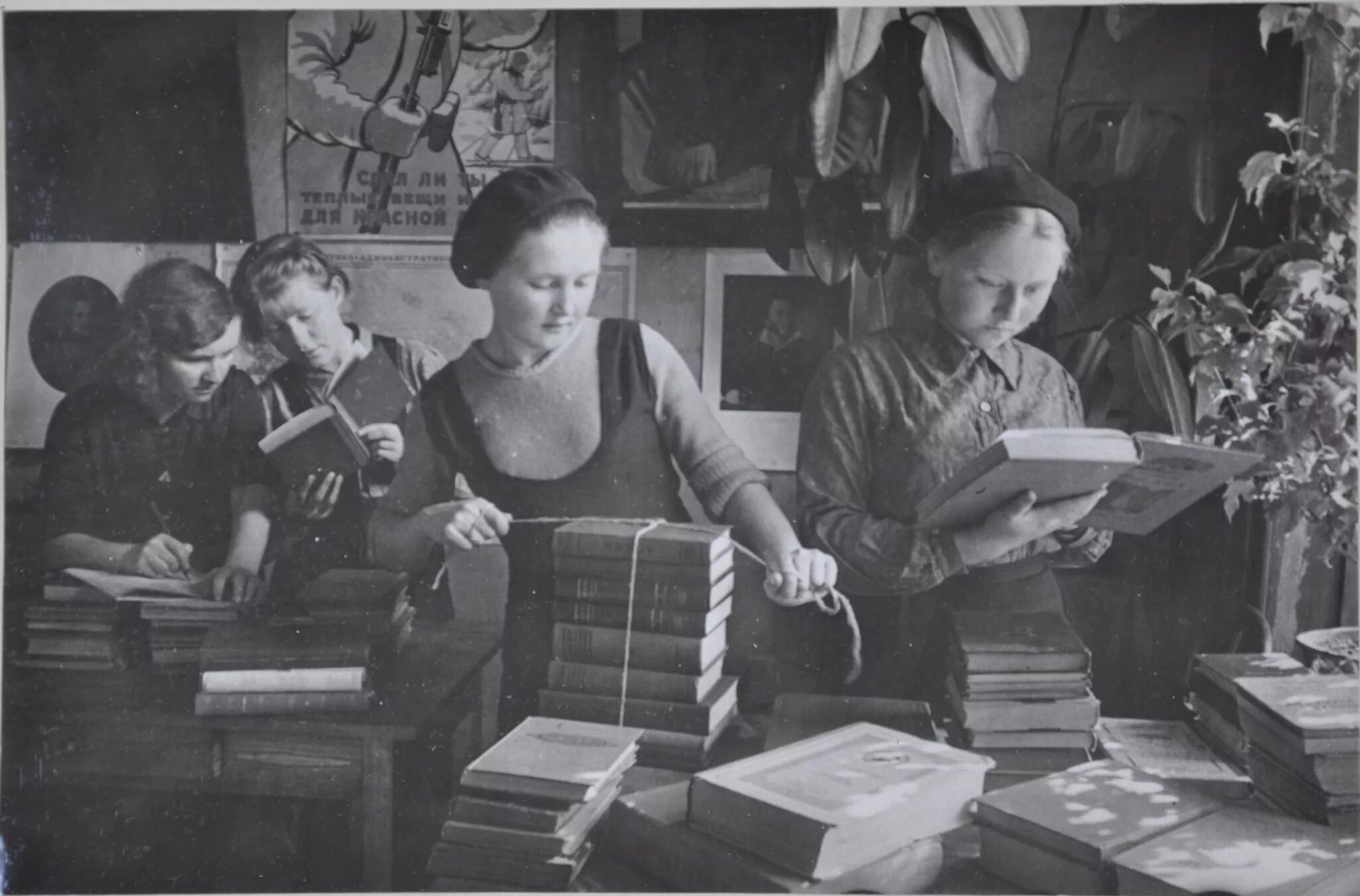 библиотеки и библиотекари в годы войны. школа в годы войны 1941-1945. библиотека в годы великой отечественной. московское метро в годы великой отечественной войны 1941-1945. библиотеки ленинграда в годы великой отечественной войны.