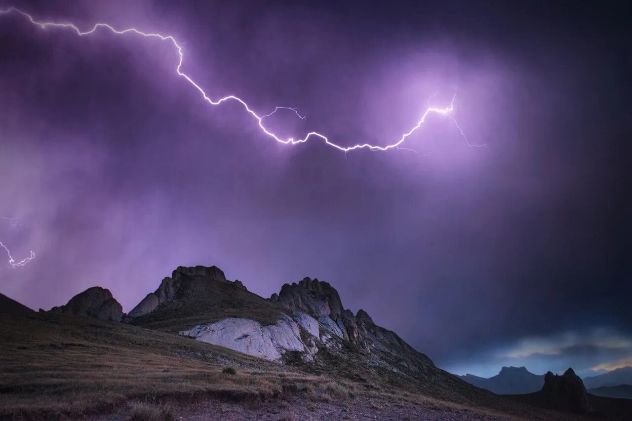 Горы гроза молния. Гроз гор. Молния над горами. Гуниб в грозу. Молния.