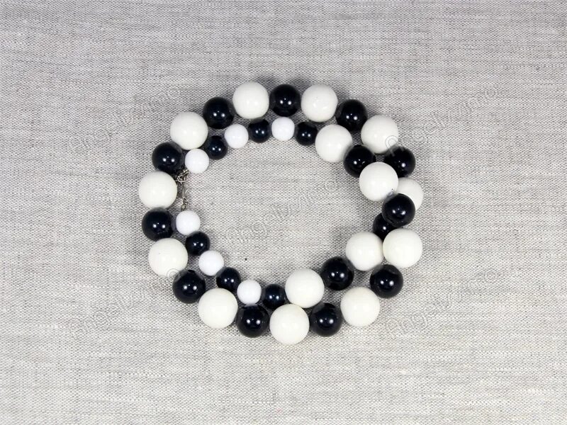 Коричневые бусины с белой полоской. Браслет с черными и белыми бусинами. Бусы черно белые. Черно белые бусины. Бусы белый коралл.